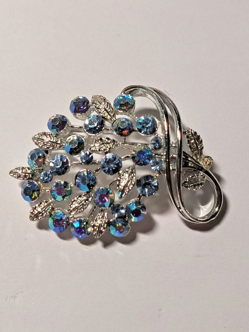 VTG LISNER Signed Blue Aurora Borealis AB Rhinestone Brooch Unique Textured Leaf